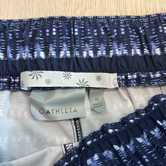 Athleta Sway Short Ikat print. Size medium. EUC - Picture 5 of 7